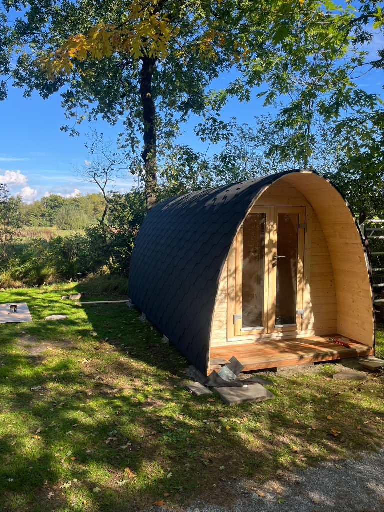 Er zijn 2 pods geplaatst en ze zijn te huur vanaf 1 november 2025.